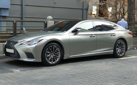 Lexus LS V Limousine Front