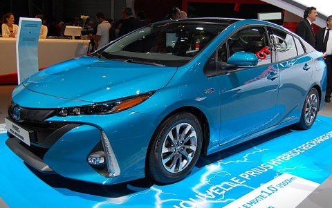 Toyota Prius Plug-In IV Limousine Front